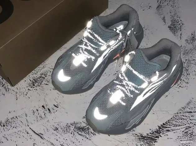 Boost Yeezy 'Inertia' 700 V2 Adidas FW2549 0629